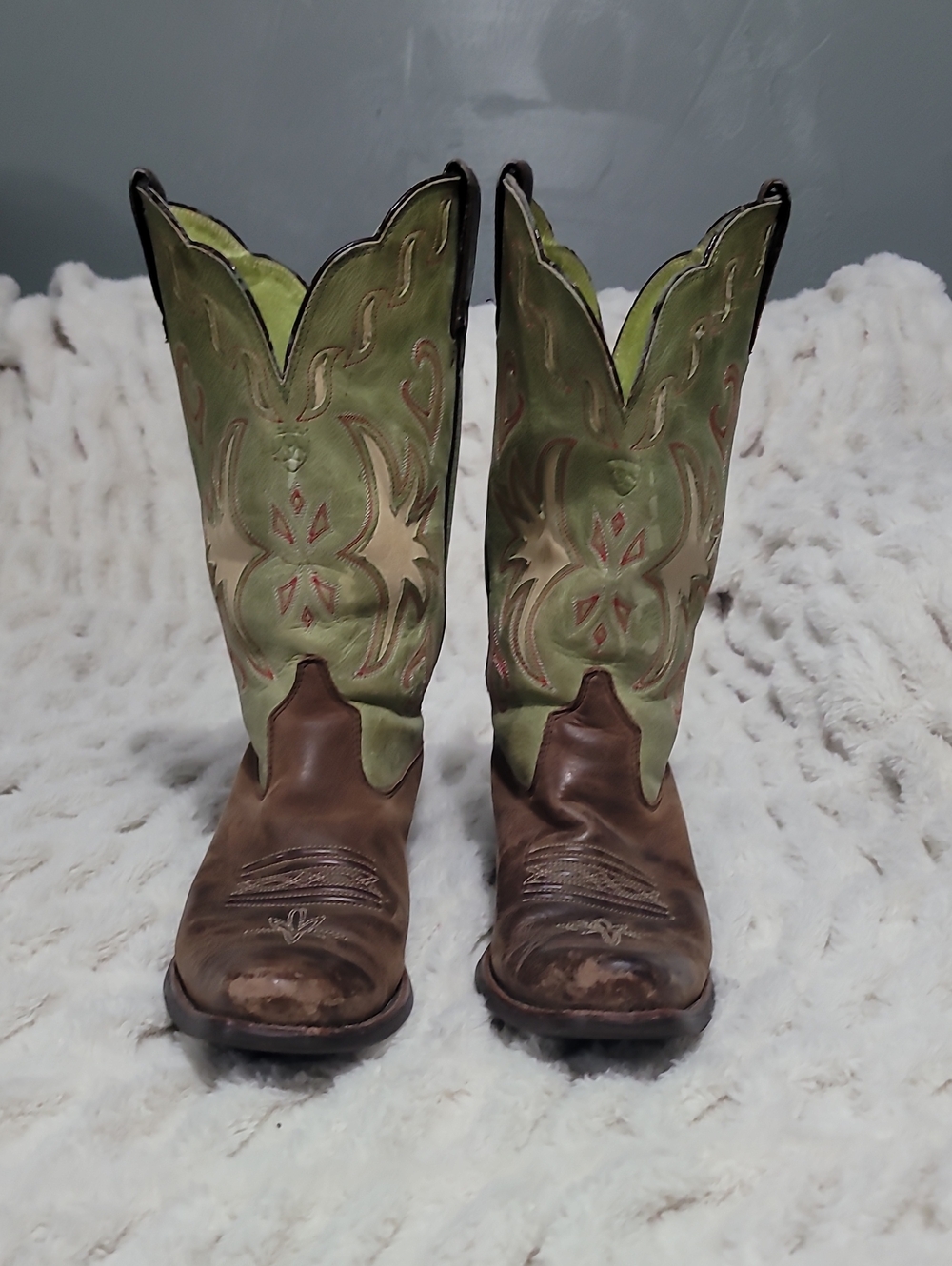 ARIAT Womens Two-Tone Green and Brown Western Cowboy Boots..Fits More Like An 8